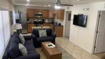 公寓, 多張床, 庭院 | 客廳 | 40-吋電視,提供有線頻道