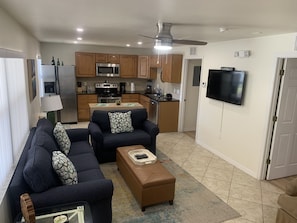 Apartment, Multiple Beds, Patio | Living room