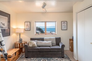 Ferienhaus, Mehrere Betten, Balkon, Meerblick | Wohnzimmer | 40-Zoll-Fernseher mit Digitalempfang, Kamin