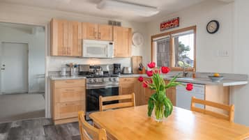 House, Multiple Beds, Balcony, Ocean View | Private kitchen | Fridge, microwave, oven, stovetop