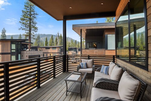 Enjoy Paradise Hot Tub, Bike & Beach Equipment!