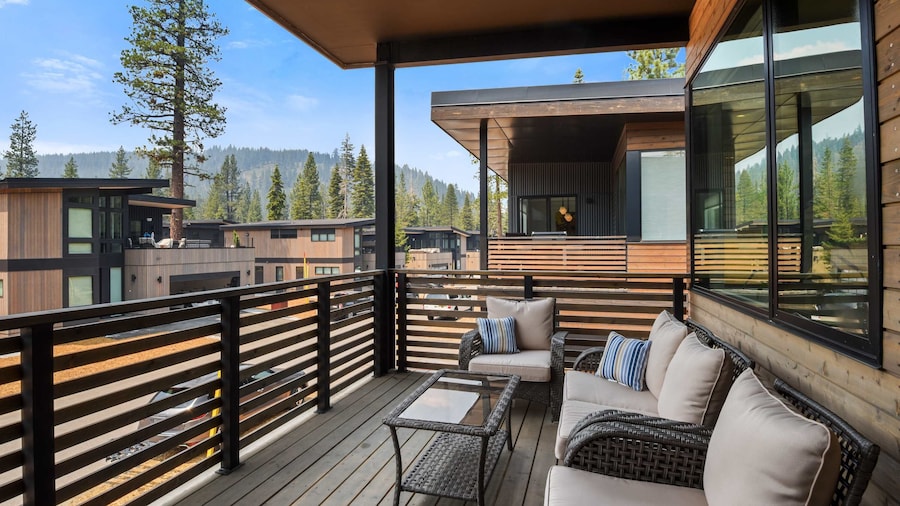 Enjoy Paradise Hot Tub, Bike & Beach Equipment!