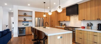 Enjoy Paradise Hot Tub, Bike & Beach Equipment!