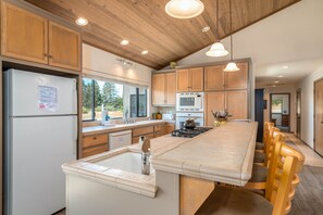 Casa, varias camas, bañera de hidromasaje, vistas al mar | Cocina privada | Frigorífico, microondas, horno y placa de cocina