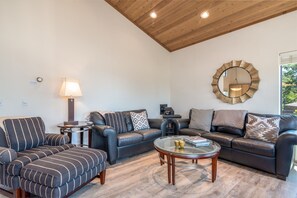 Casa, varias camas, hidromasaje, vista al océano | Sala de estar | Televisión de 40 pulgadas con canales por cable 