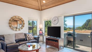 House, Multiple Beds, Hot Tub, Ocean View | Living room | 40-inch TV with cable channels