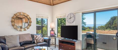 House, Multiple Beds, Hot Tub, Ocean View | Living room | 40-inch TV with cable channels