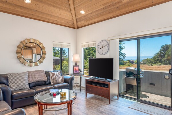 Casa, varias camas, bañera de hidromasaje, vistas al mar | Sala de estar | Televisión de 40 pulgadas con canales por cable