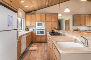 Casa, varias camas, bañera de hidromasaje, vistas al mar | Cocina privada | Frigorífico, microondas, horno y placa de cocina