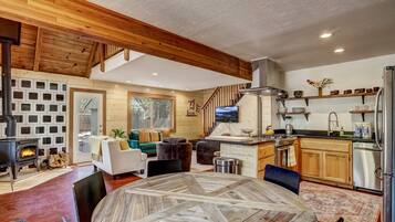 House, Multiple Beds, Hot Tub, Mountain View (Rustic Haven) | Interior