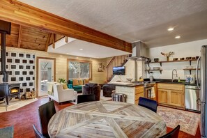 House, Multiple Beds, Hot Tub, Mountain View (Rustic Haven) | Interior