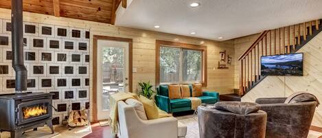 Maison, plusieurs lits, bain à remous, vue montagne (Rustic Haven) | Coin séjour