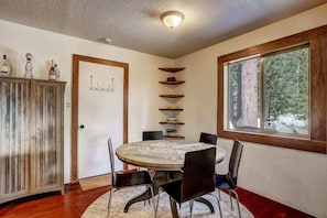 House, Multiple Beds, Hot Tub, Mountain View (Rustic Haven) | Dining