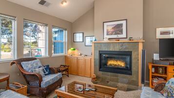 House, Berbilang Katil, Balcony, Ocean View | Ruang tamu | 40 inci televisyen dengan kabel, pendiangan