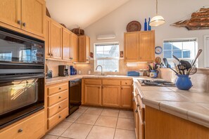 Casa, varias camas, balcón, vistas al mar | Cocina privada | Frigorífico, microondas, horno y placa de cocina