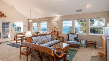 Nhà, nhiều giường, ban công, quang cảnh biển | Phòng khách | TV 40-inch có truyền hình cáp, lò sưởi