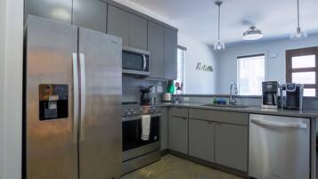 Condo, Multiple Beds, Kitchen | Private kitchen | Fridge, microwave, oven, stovetop