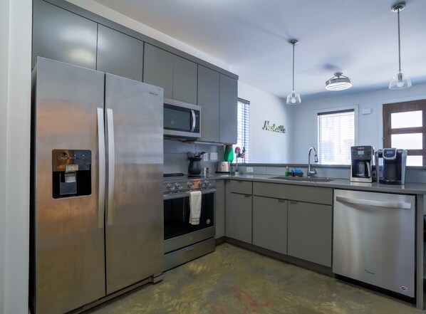 Condo, Multiple Beds, Kitchen | Private kitchen | Fridge, microwave, oven, stovetop