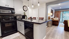 Condo, varias camas, hidromasaje | Cocina privada | Refrigerador, microondas, horno y parrilla de estufa 