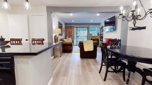 Condo, varias camas, hidromasaje | Cocina privada | Refrigerador, microondas, horno y parrilla de estufa 