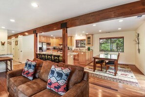 Living room - Stonewood Retreat at Tahoe Donner (Truckee)