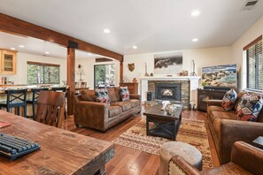 Living room - Stonewood Retreat at Tahoe Donner (Truckee)