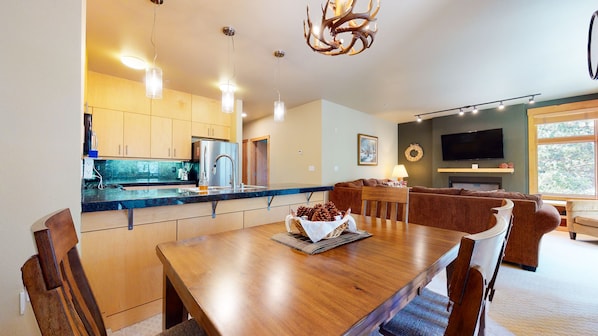 Condo, varias camas, patio, vista a la montaña (Solstice Serenity) | Cocina privada | Cafetera y tetera 