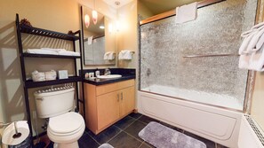 Appartamento, letti multipli, patio, vista montagna (Solstice Serenity) | Bagno | Asciugamani, carta igienica