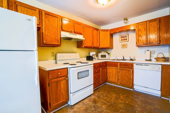 House, Multiple Beds, Kitchen | Private kitchen | Fridge, microwave, oven, stovetop