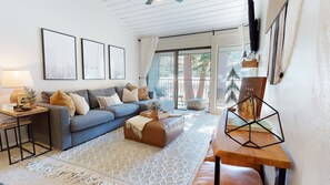 Interior - St. Anton Getaway - Shared Bbq, Pool & Hot Tub (Mammoth Lakes)