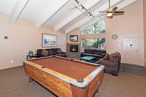 1 bedroom, individually decorated, individually furnished, bed sheets - St. Anton Getaway - Shared Bbq, Pool & Hot Tub (Mammoth Lakes)