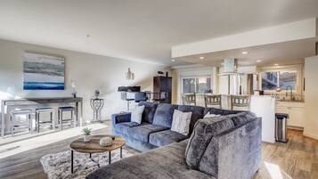 Condo, Multiple Beds, Balcony | Living room | 40-inch TV with cable channels, fireplace