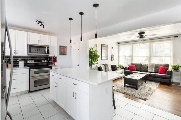 House, Multiple Beds, Fireplace, Garden View | Private kitchen | Fridge, microwave, oven, stovetop