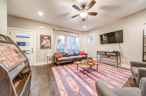 House, Multiple Beds, Balcony | Living room | 40-inch TV with cable channels - The Jukebox (Nashville)