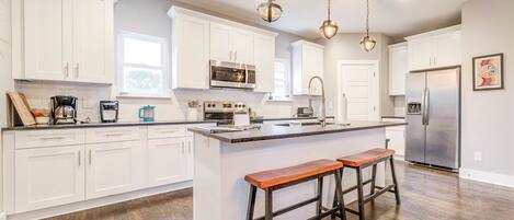 Casa, varias camas, balcón | Cocina privada | Refrigerador, microondas, horno y parrilla de estufa