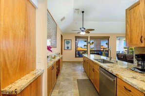 Villa, plusieurs lits, balcon, vue jardin (Shores at Waikoloa Beach Resort 315) | Cuisine privée | Réfrigérateur, micro-ondes, four, plaque de cuisson