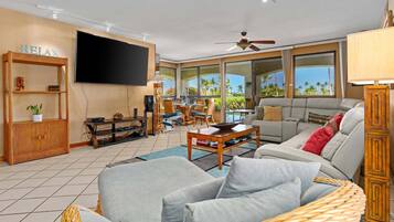 Condo, nhiều giường, bồn tắm nước nóng, quang cảnh một góc biển | Phòng khách | TV 40-inch có truyền hình cáp