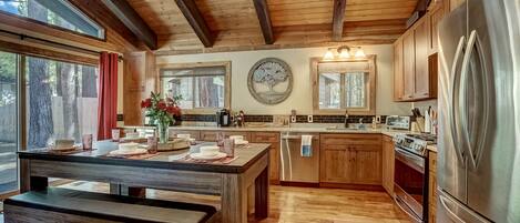 House, Multiple Beds, Patio, Mountain View (Willow's Hideaway) | Private kitchen | Fridge, microwave, oven, stovetop