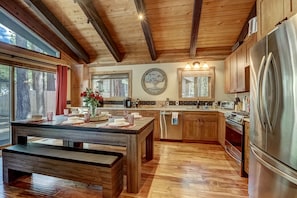 Private kitchen - Willow's Hideaway - Pet Friendly Cozy Cabin! (South Lake Tahoe)