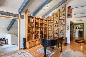 House, Multiple Beds, Hot Tub, Mountain View (Tumbleweed Trails) | Living room | 42-inch flat-screen TV with digital channels, fireplace