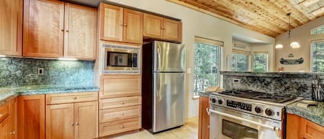 獨棟房屋, 多張床, 陽台, 山景 (Wooded Bliss) | 私人廚房 | 電冰箱、微波爐、烤箱、爐台