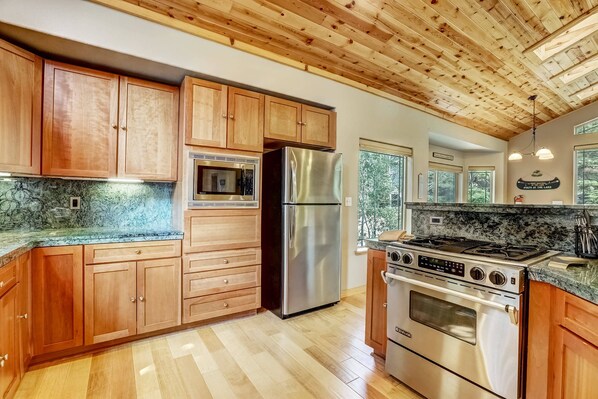 House, Multiple Beds, Balcony, Mountain View (Wooded Bliss) | Private kitchen