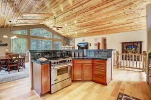 House, Multiple Beds, Balcony, Mountain View (Wooded Bliss) | Private kitchen | Fridge, microwave, oven, stovetop