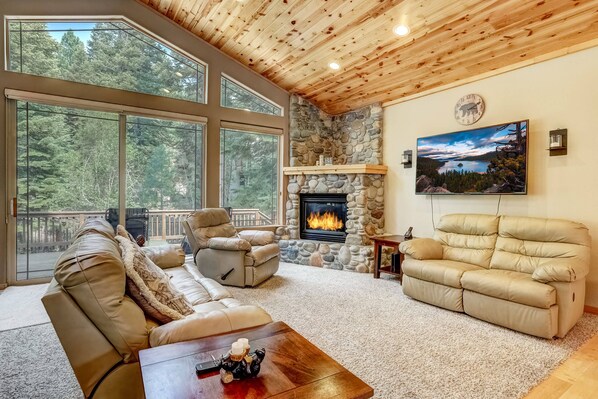 House, Multiple Beds, Balcony, Mountain View (Wooded Bliss) | Living room