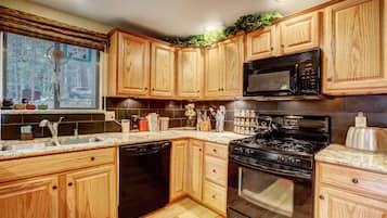 House, Multiple Beds, Patio, Mountain View (Woodland Escape) | Private kitchen | Fridge, microwave, oven, stovetop