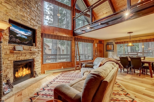 House, Multiple Beds, Patio, Mountain View (Woodland Escape) | Living area | 42-inch flat-screen TV with digital channels, fireplace
