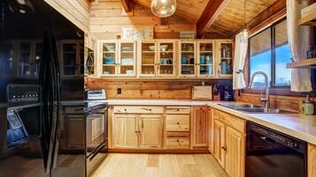 House, Multiple Beds, Hot Tub | Private kitchen | Fridge, microwave, oven, stovetop