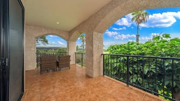 Villa, varias camas, balcón, vista al campo de golf (Shores at Waikoloa Beach Resort 236) | Terraza o patio