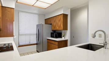 Villa, Multiple Beds, Balcony, Golf View (Shores at Waikoloa Beach Resort 236) | Private kitchen | Fridge, microwave, oven, stovetop