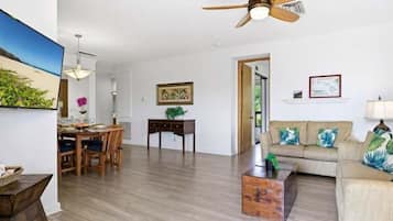 Villa, Meerdere bedden, balkon, uitzicht op golfbaan (Shores at Waikoloa Beach Resort 236) | Woonruimte | Een 50-inch flatscreentelevisie met digitale zenders en televisie